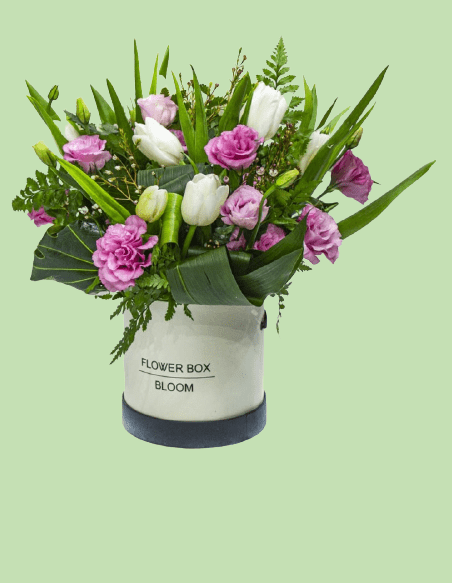 Flower Box גדולה עם זר פרחים בגווני ורוד ולבן