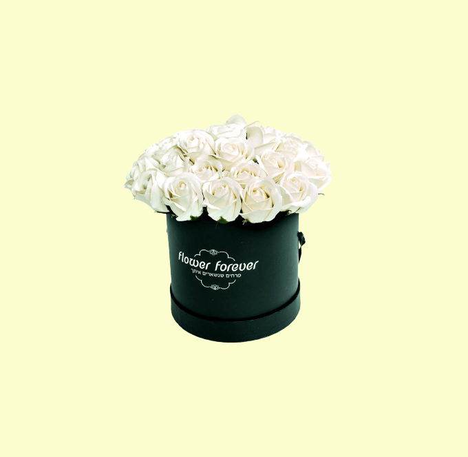 דלי קרטון שחור מלא בפרחים בצורת ורדים לבנים עשויים מסבון