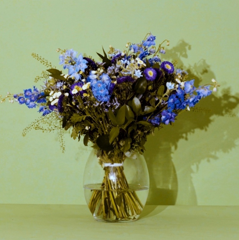 פרחים בחיפה פרחים כחולים ואגרטל