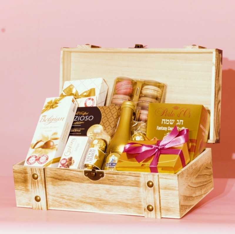 מארז שוקולדים ויין בגווני זהב בתוך קופסת עץ